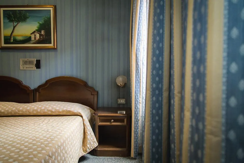 ***  Hotel Accursio Милан Италия